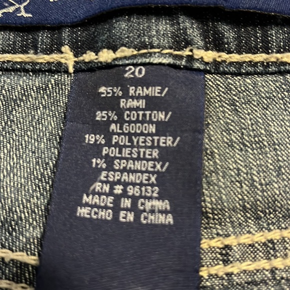 🦋 Super Cute Embellished Cropped Jeans - Picture 4 of 7